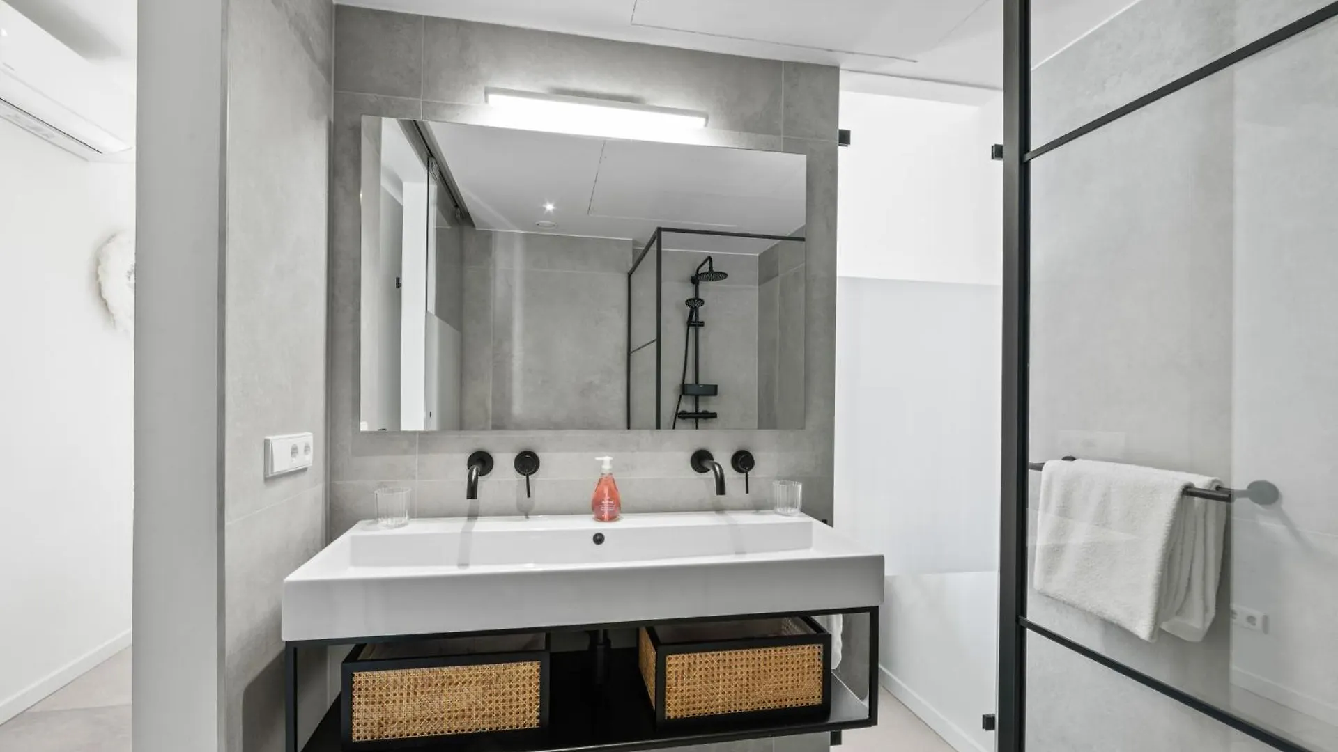 The Wharf 7E City Apartment, Overlooking Annabay, Downtown Willemstad Curacao